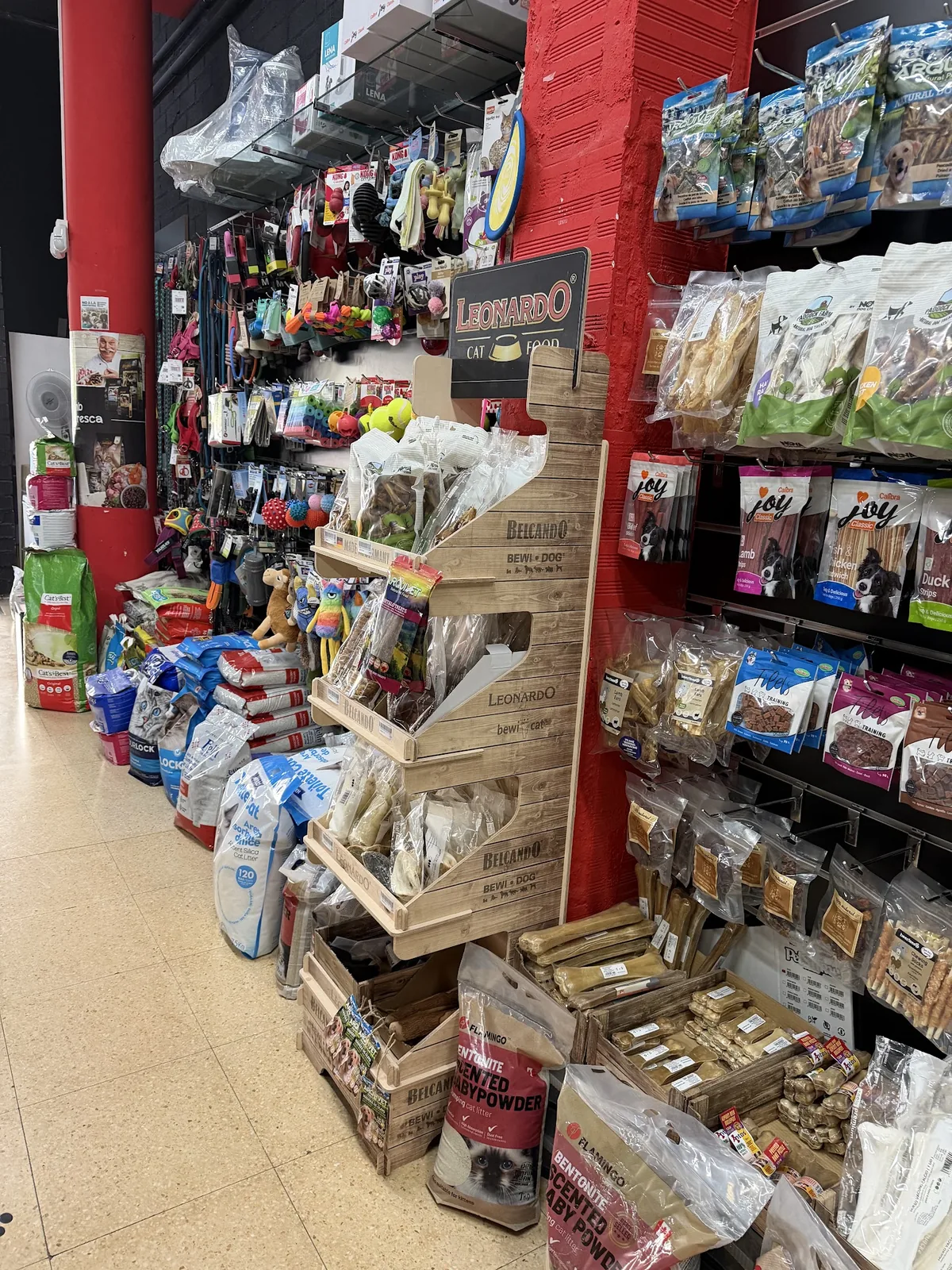 Passadís de la botiga amb caixes de fusta i producte.
